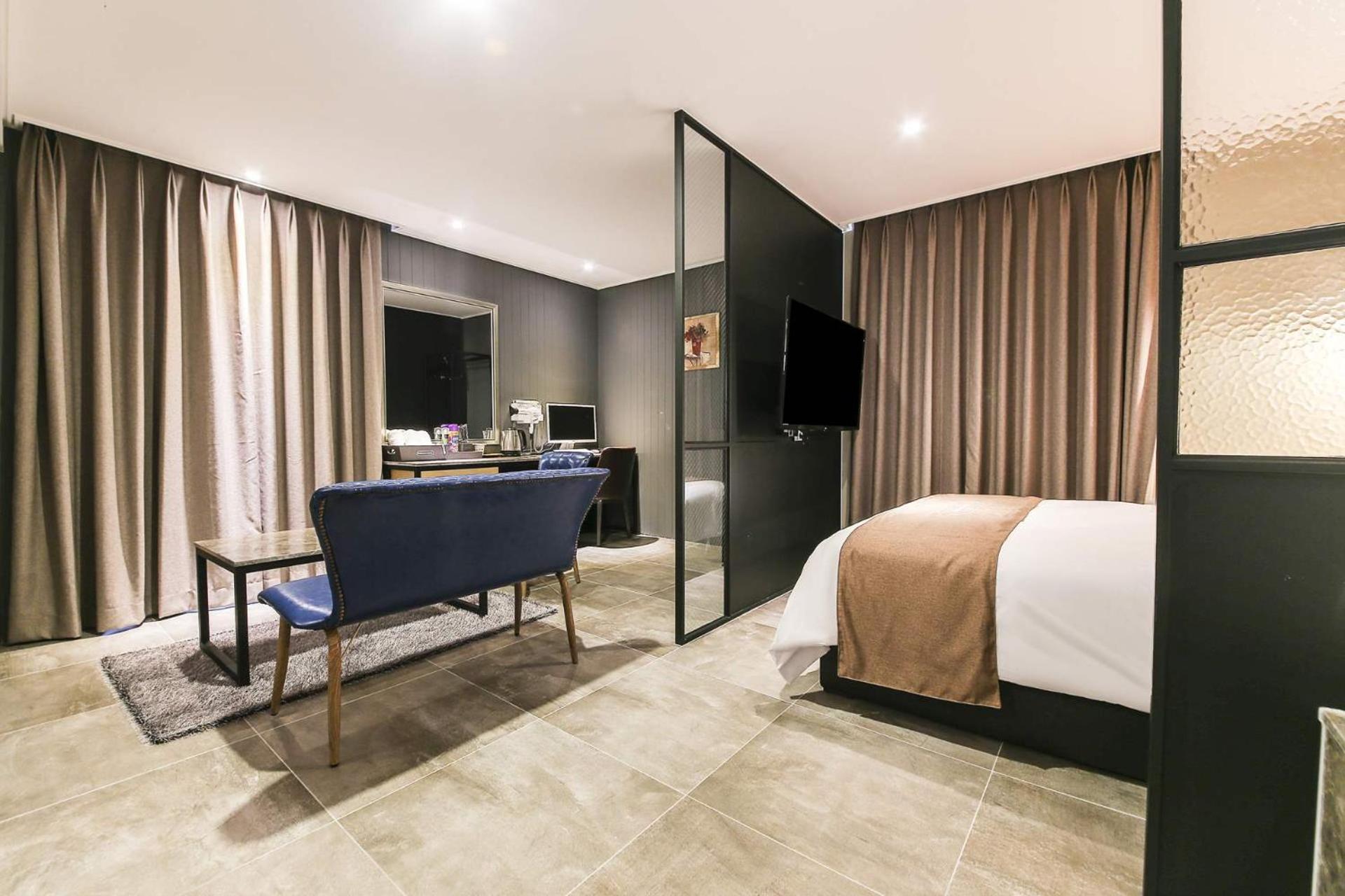 Docking Hotel Gimpo Pokoj fotografie